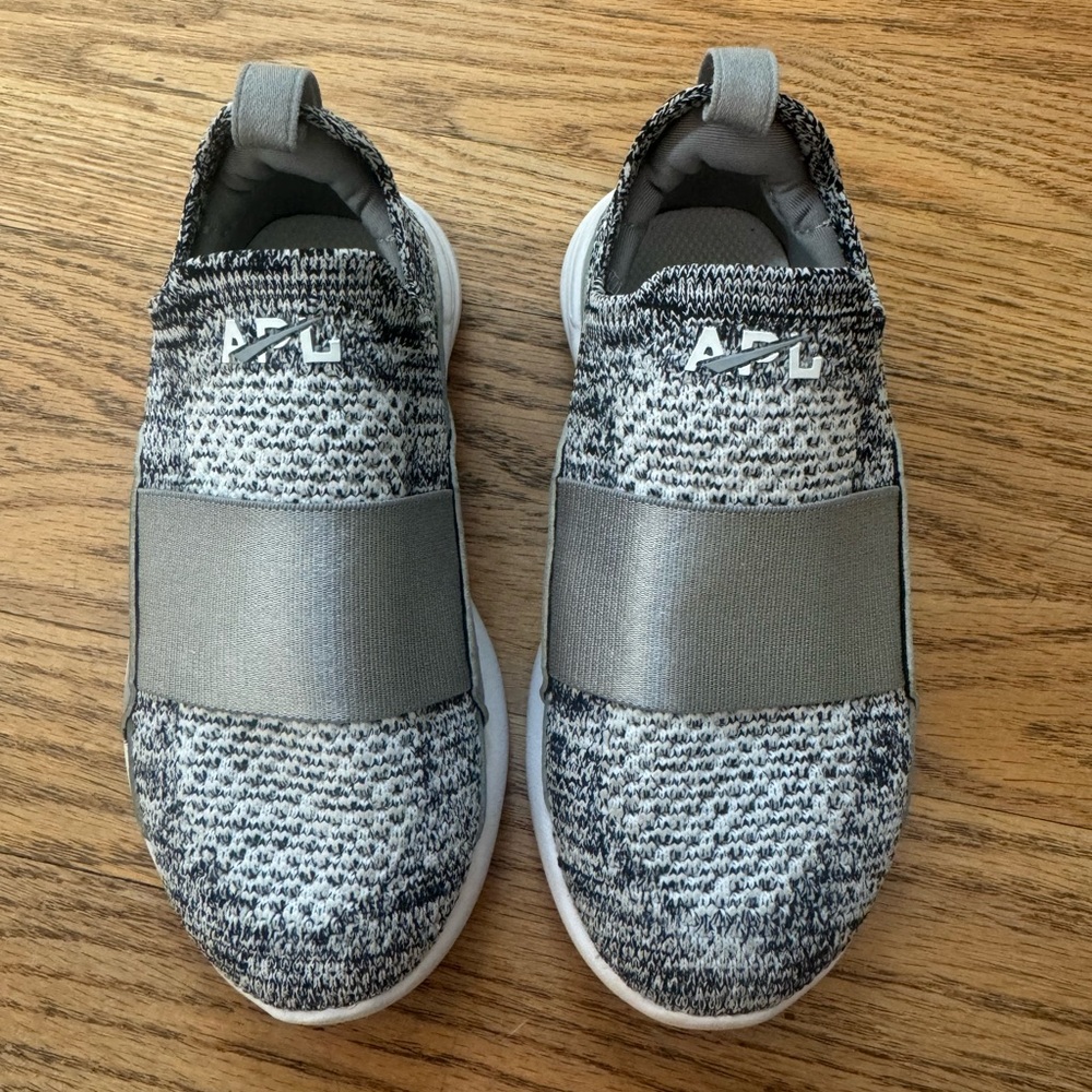 Excellent, like new condition APL techloom bliss knit kids shoes